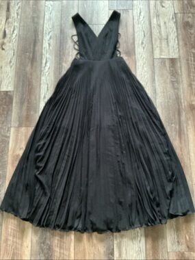 NWT Fame & Partners V Neck Cross Back Pleated Maxi Dress Black Size 6